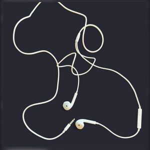 Official Apple EarPods with 3.5mm Headphone Plug - White